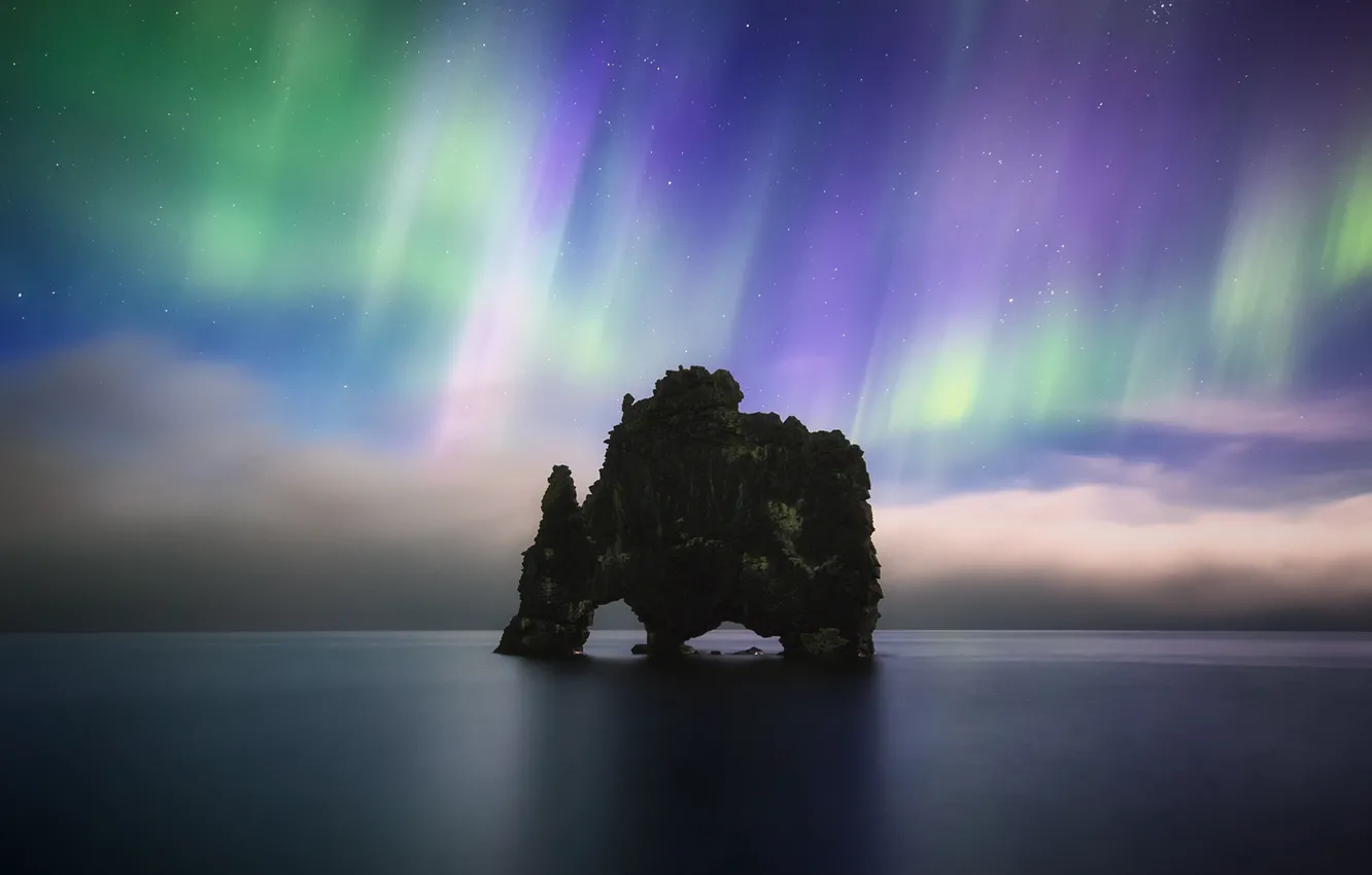 Фото обои пляж, небо, звезды, ночь, берег, северное сияние, Исландия, прилив, Хвитзеркур, залив Хуна, базальтовая скала