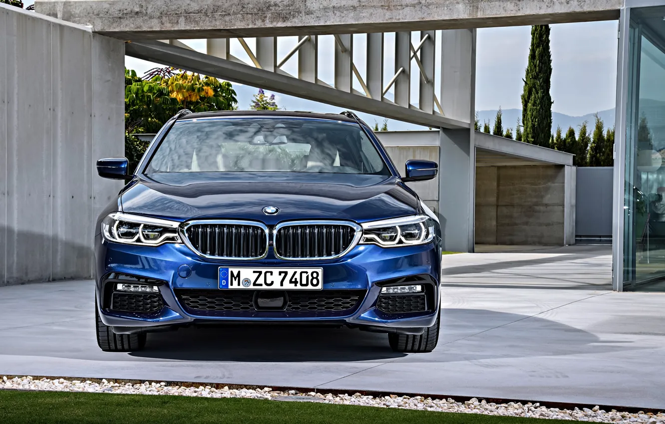 Фото обои газон, здание, BMW, стоянка, вид спереди, универсал, xDrive, Touring, 530d, 5er, тёмно-синий, 2017, 5-series, G31