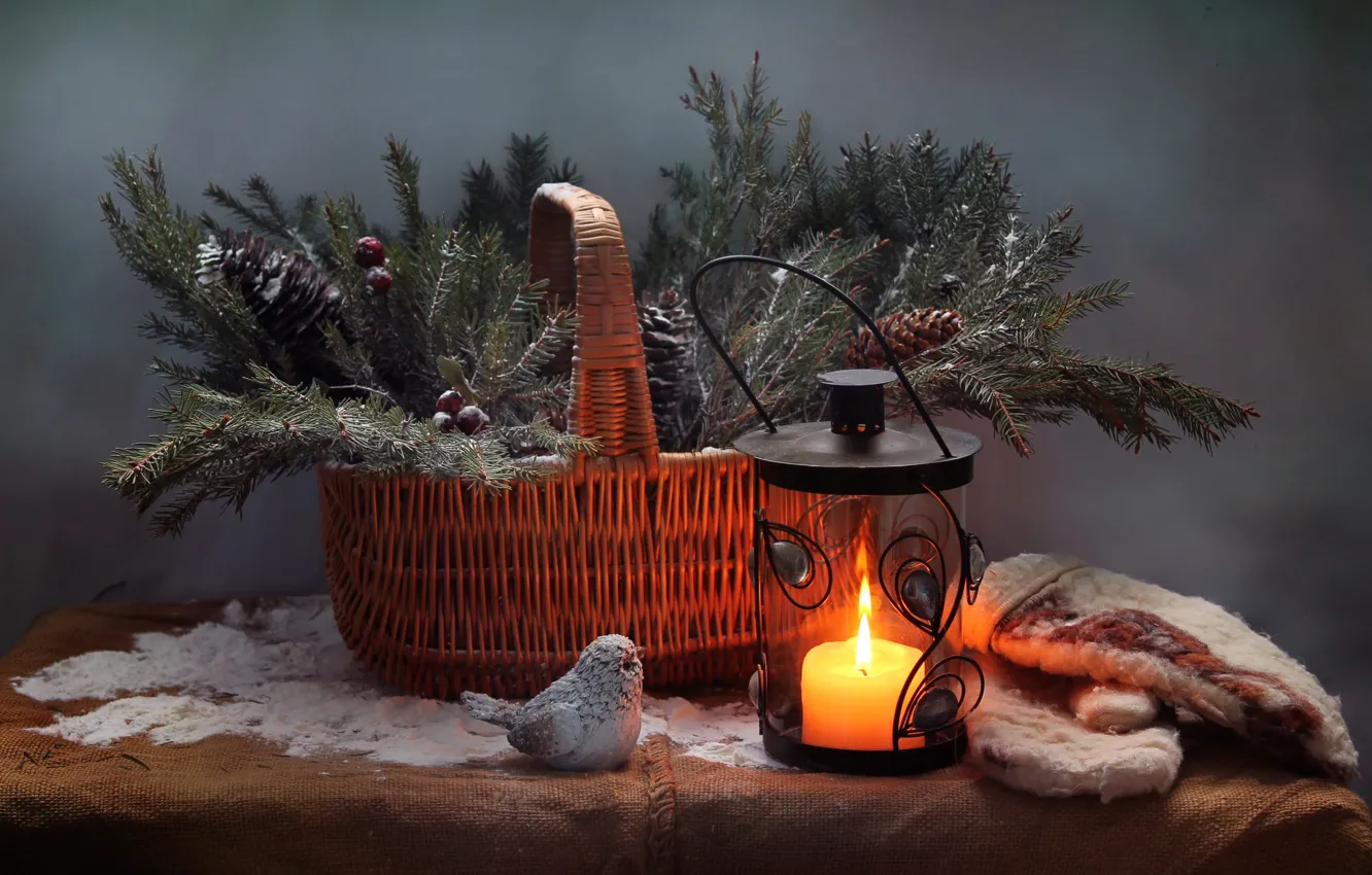 Фото обои ветки, праздник, корзина, новый год, рождество, свеча, ель, фонарь, ткань, ёлка, птичка, шишки, мешковина, варежки, …
