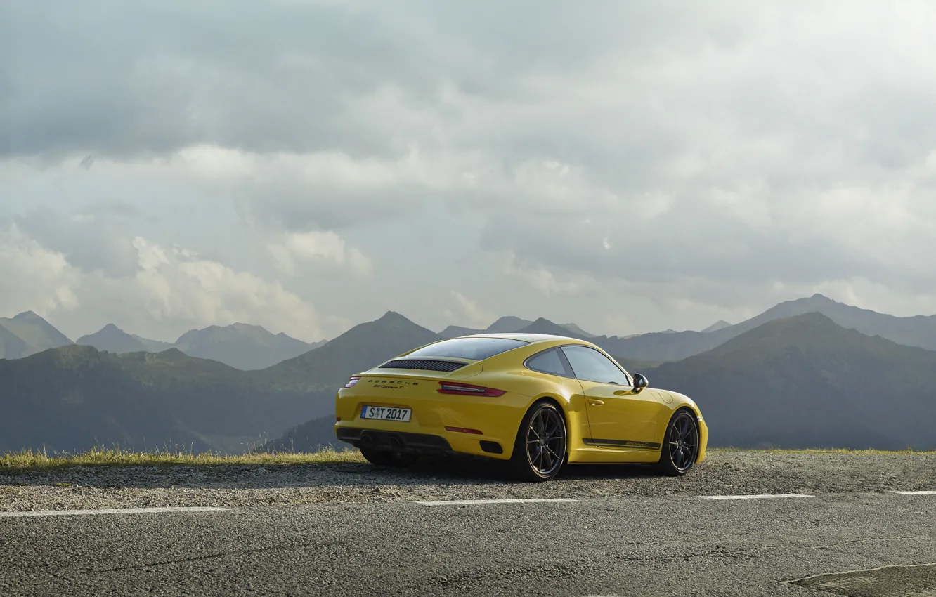 Фото обои дорога, жёлтый, разметка, Porsche, вид сзади, 2018, горный пейзаж, 911 Carrera T, 370 л.с.
