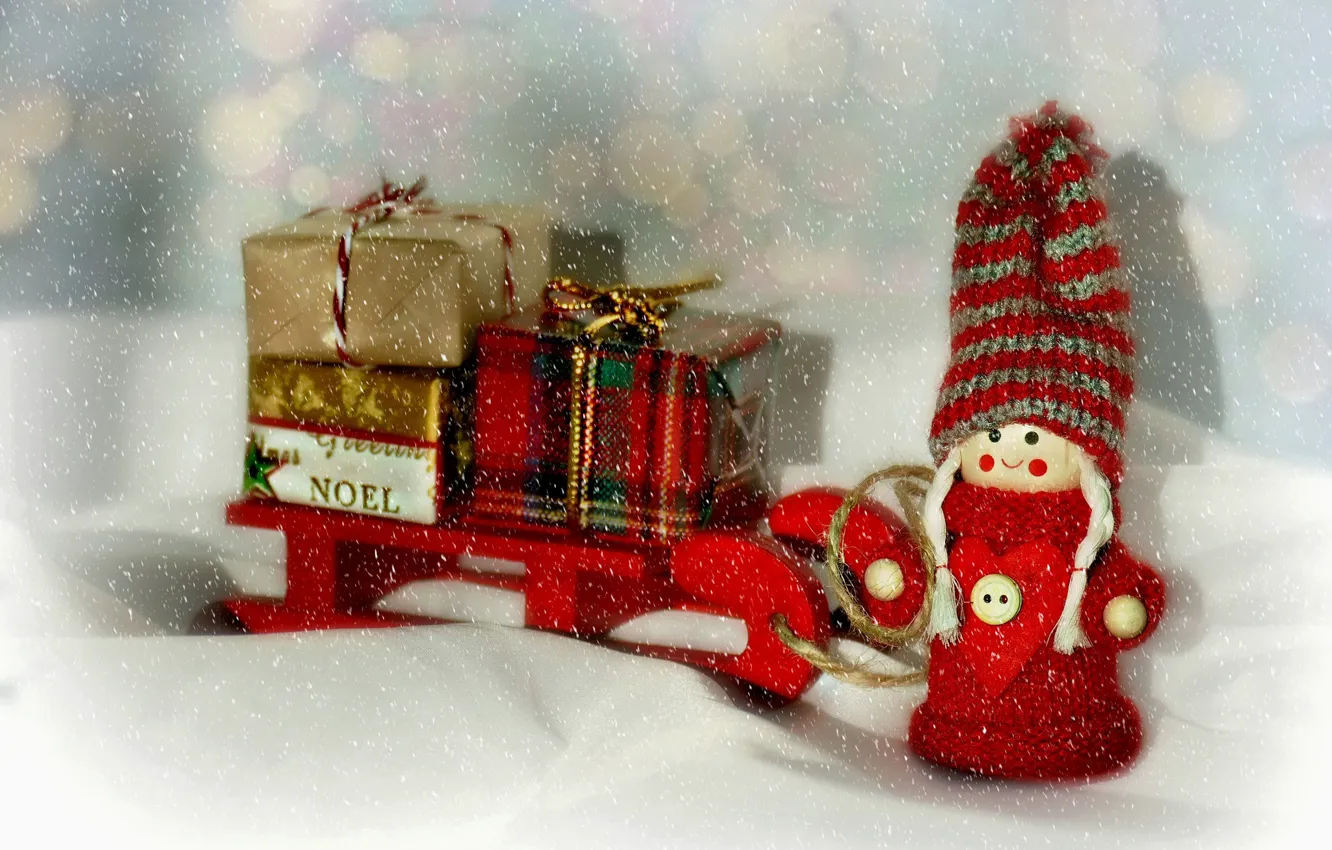 Фото обои снег, Рождество, девочка, подарки, Новый год, сани, куколка