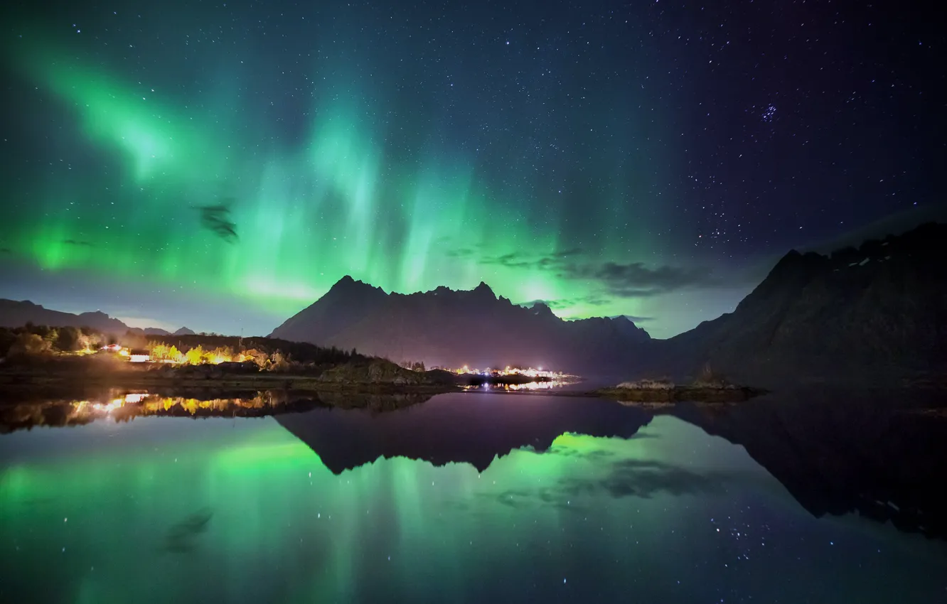Фото обои свет, горы, ночь, отражение, северное сияние, городок, поселок, фьорд, Новегия