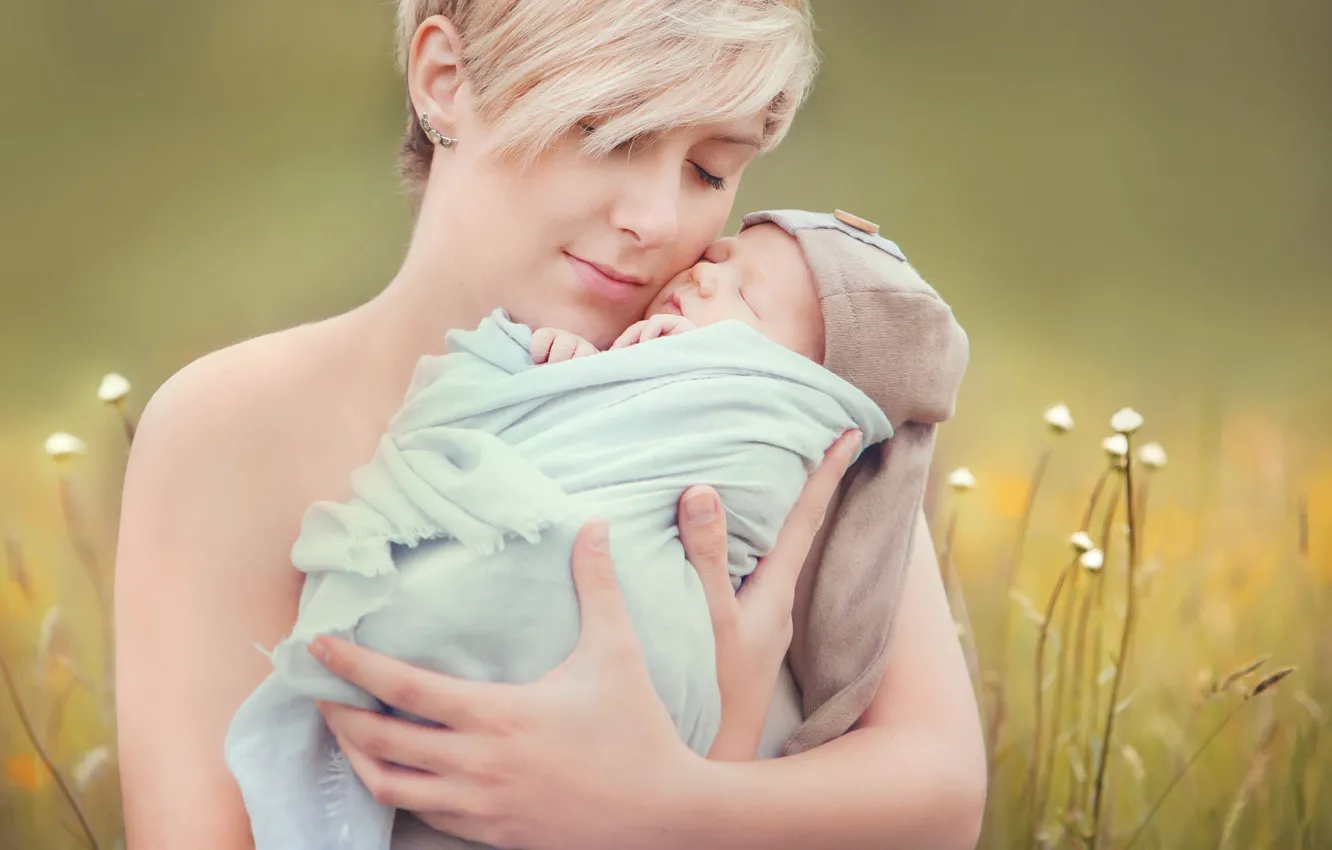 Фото обои трава, женщина, ребёнок, младенец, мать