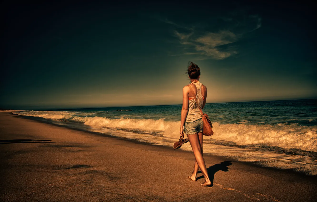 Фото обои море, девушка, побережье, спина, сумка