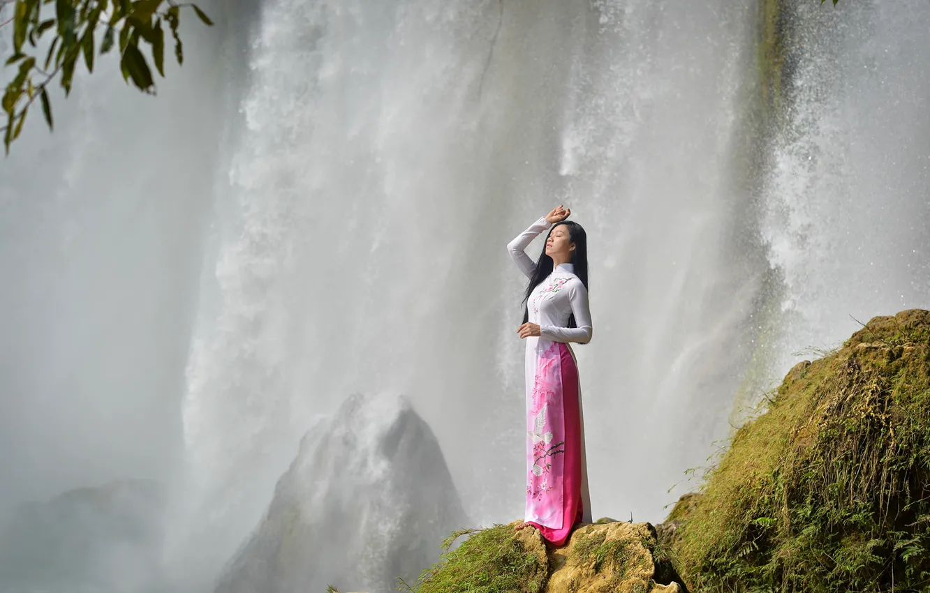 Фото обои девушка, водопад, платье, азиатка, вьетнам, вьетнамка