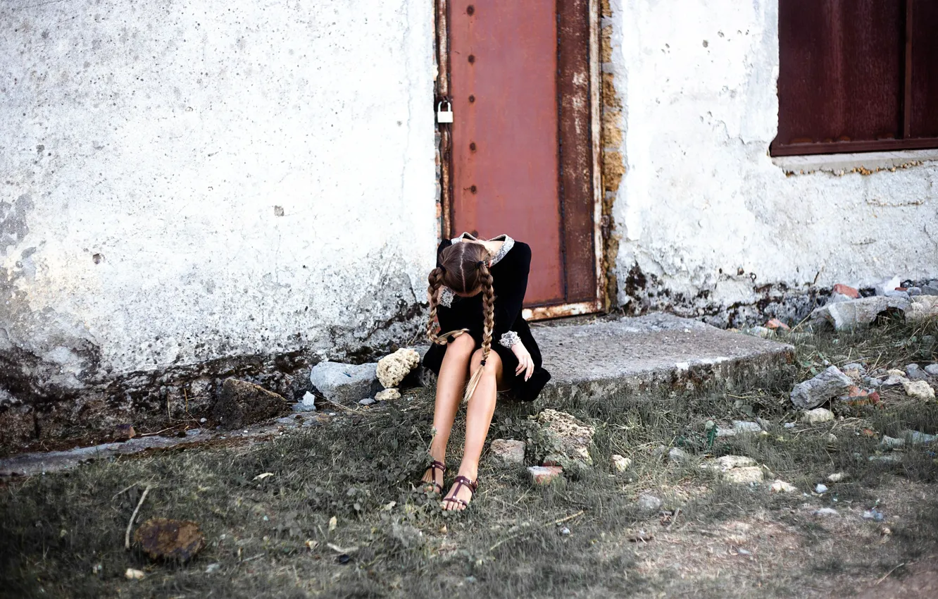 Фото обои девушка, замок, стена, дверь, косички, форма, ножки