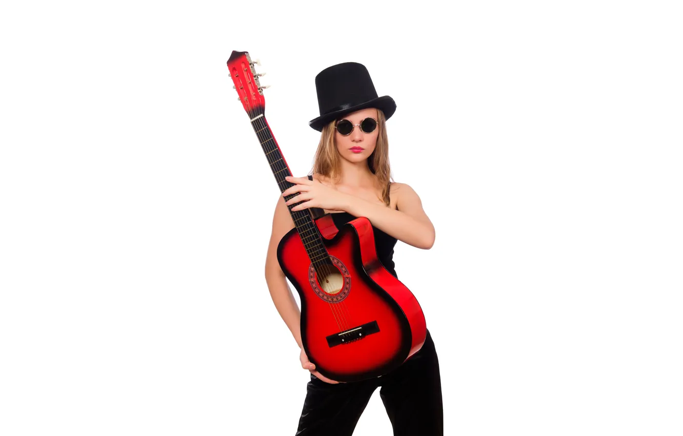 Фото обои девушка, поза, гитара, шляпа, макияж, очки, прическа, белый фон, красная, в черном