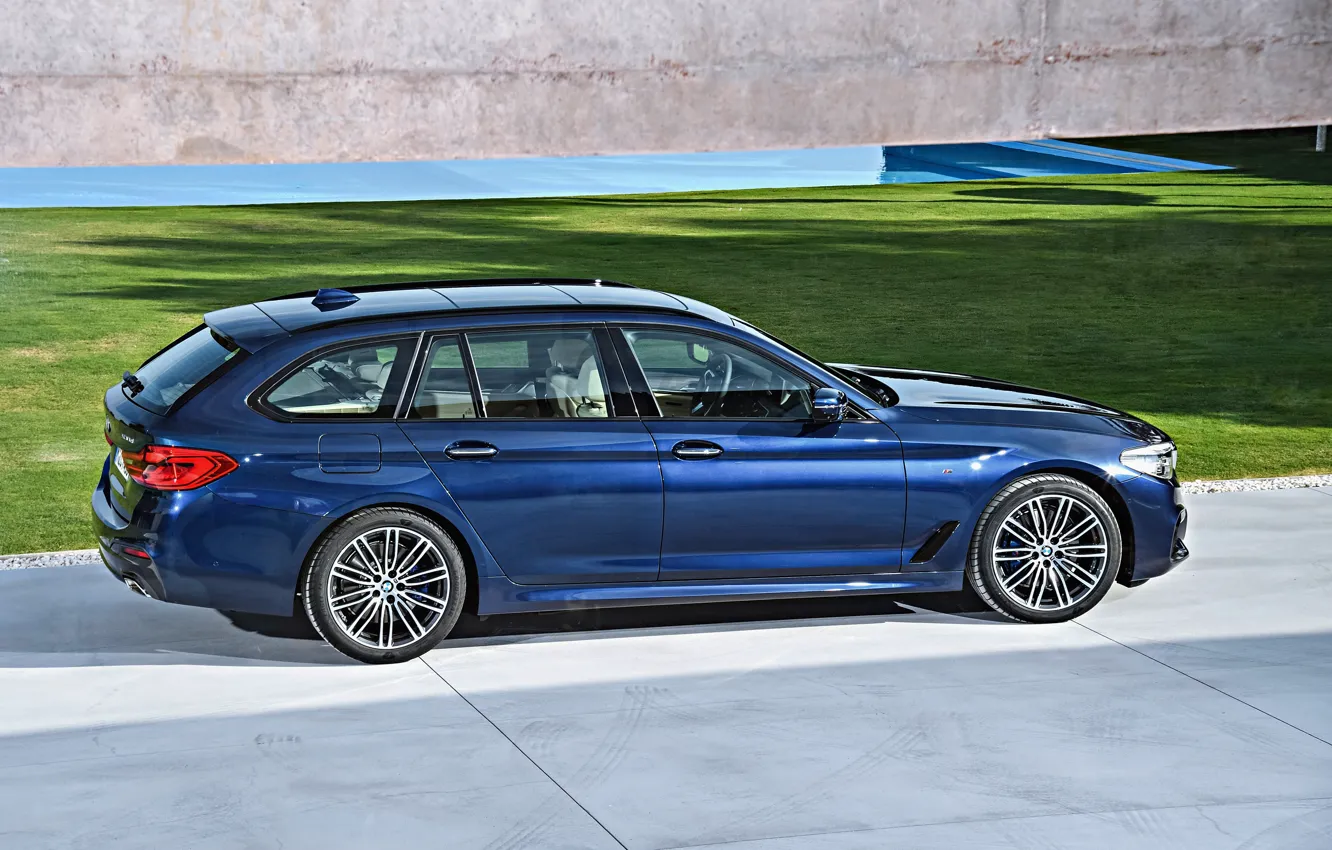 Фото обои газон, BMW, стоянка, плиты, универсал, xDrive, Touring, 530d, 5er, тёмно-синий, 2017, 5-series, G31