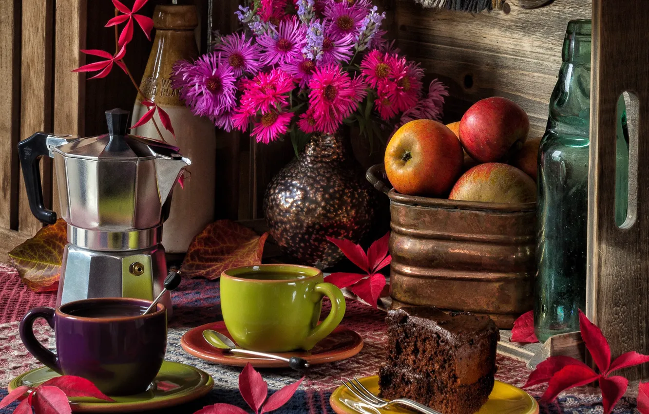 Фото обои листья, цветы, яблоки, кофе, букет, кружки, натюрморт, тортик, астры, кофеварка
