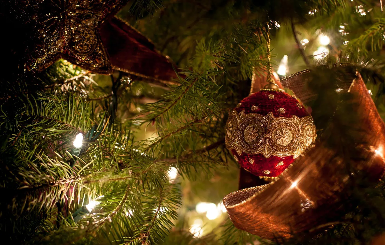 Фото обои праздник, игрушки, звезда, новый год, шар, рождество, лента, ёлка, украшение, лампочки