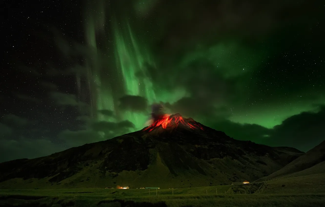 Фото обои небо, звезды, горы, ночь, северное сияние, вулкан, лава, Исландия