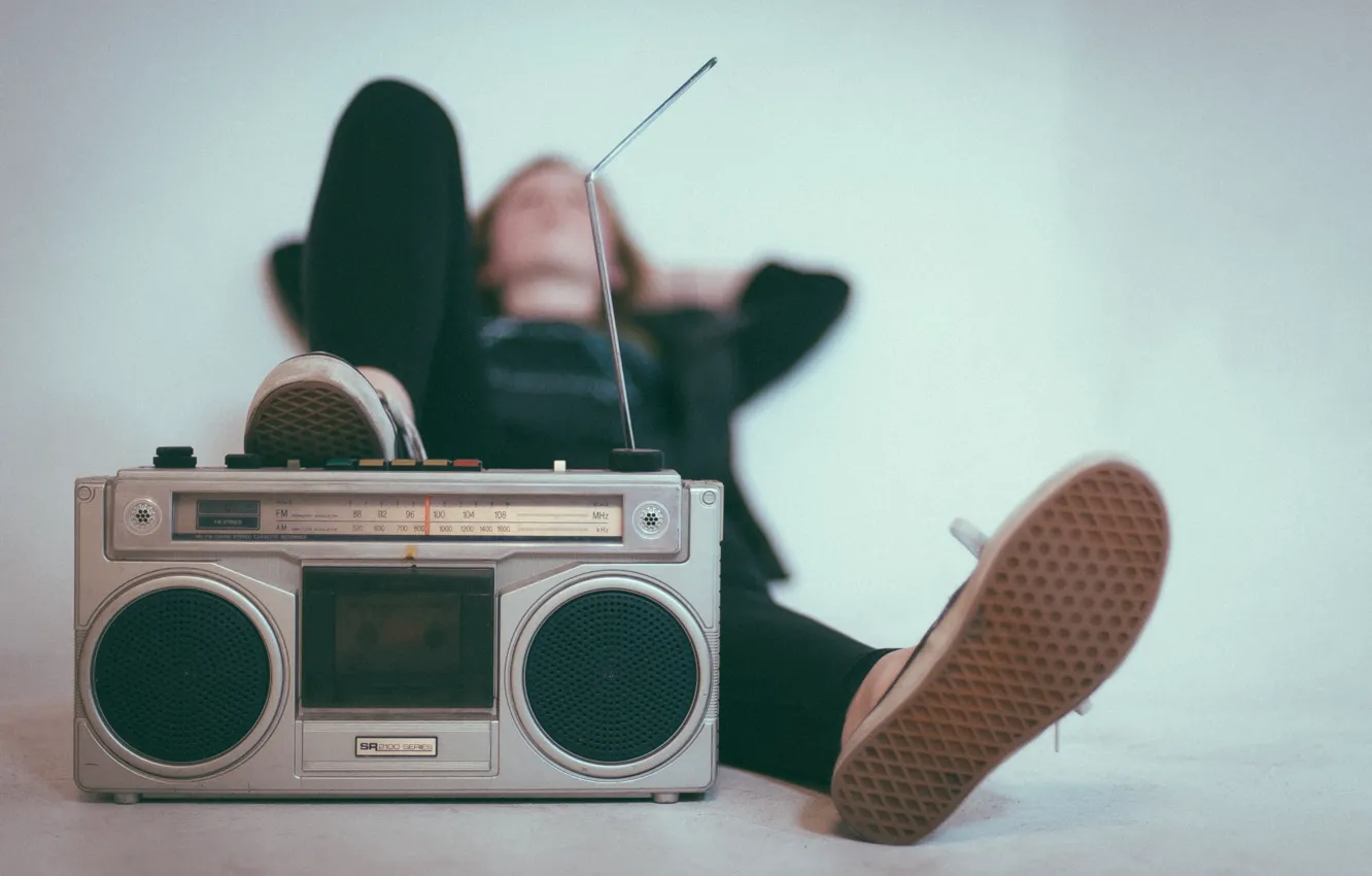 Фото обои радио, антенна, лежит, нога, магнитофон