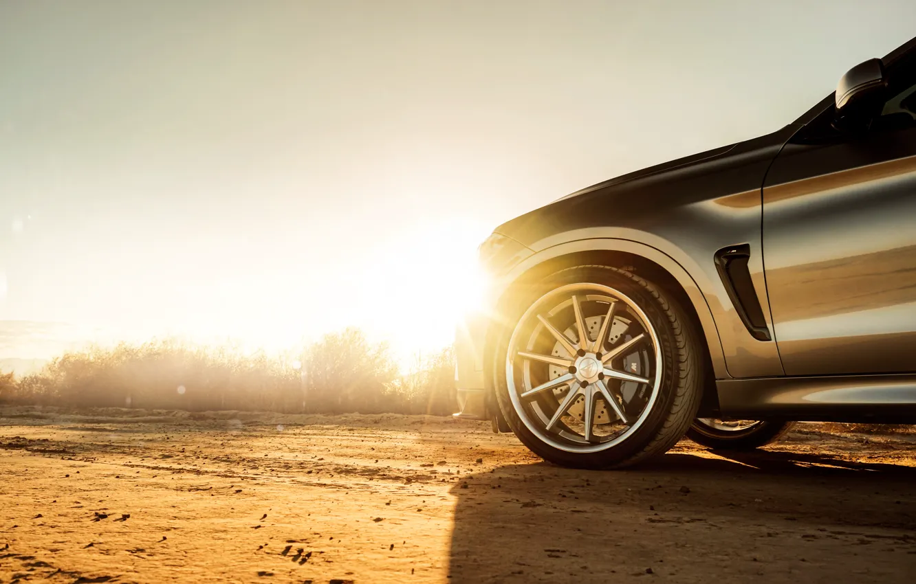 Фото обои солнце, дизайн, пустыня, колесо, диск, лучи света, BMW X6M