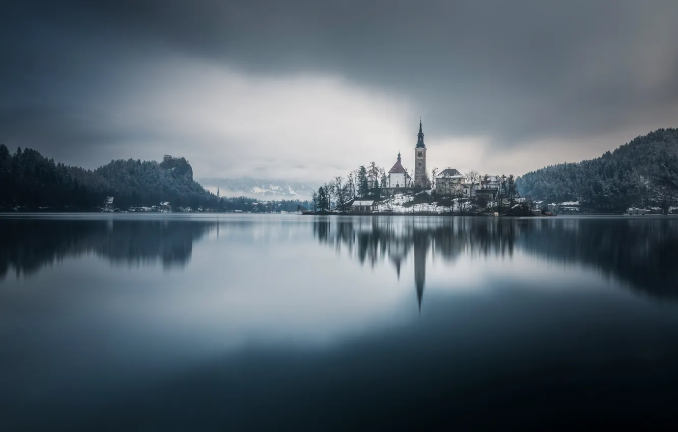 Фото обои озеро, отражение, остров, монохром, Словения, Lake Bled, Slovenia, Бледское озеро, Блед, Assumption of Mary Pilgrimage …