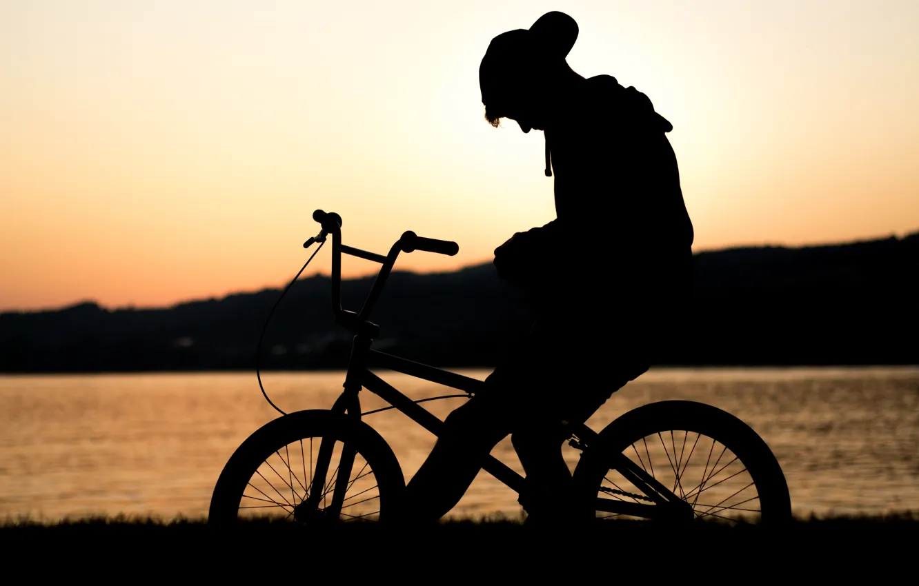 Фото обои закат, велосипед, озеро, одиночество, силуэт, парень, ожидание, bmx
