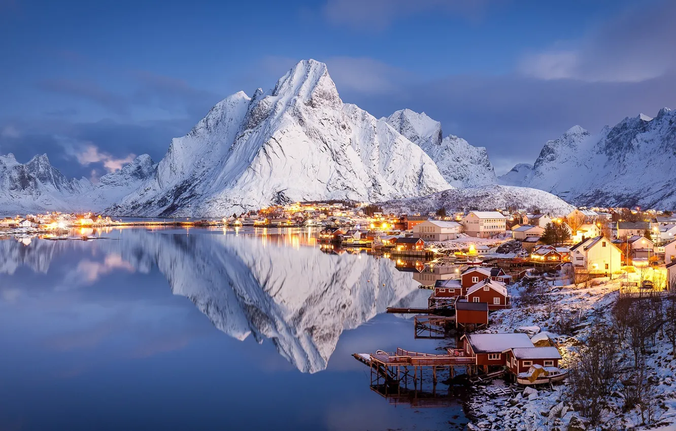 Фото обои зима, снег, горы, озеро, дома, вечер, Норвегия, Norway, Лофотенские острова, Lofoten Islands, Reine, Raphael Messmer