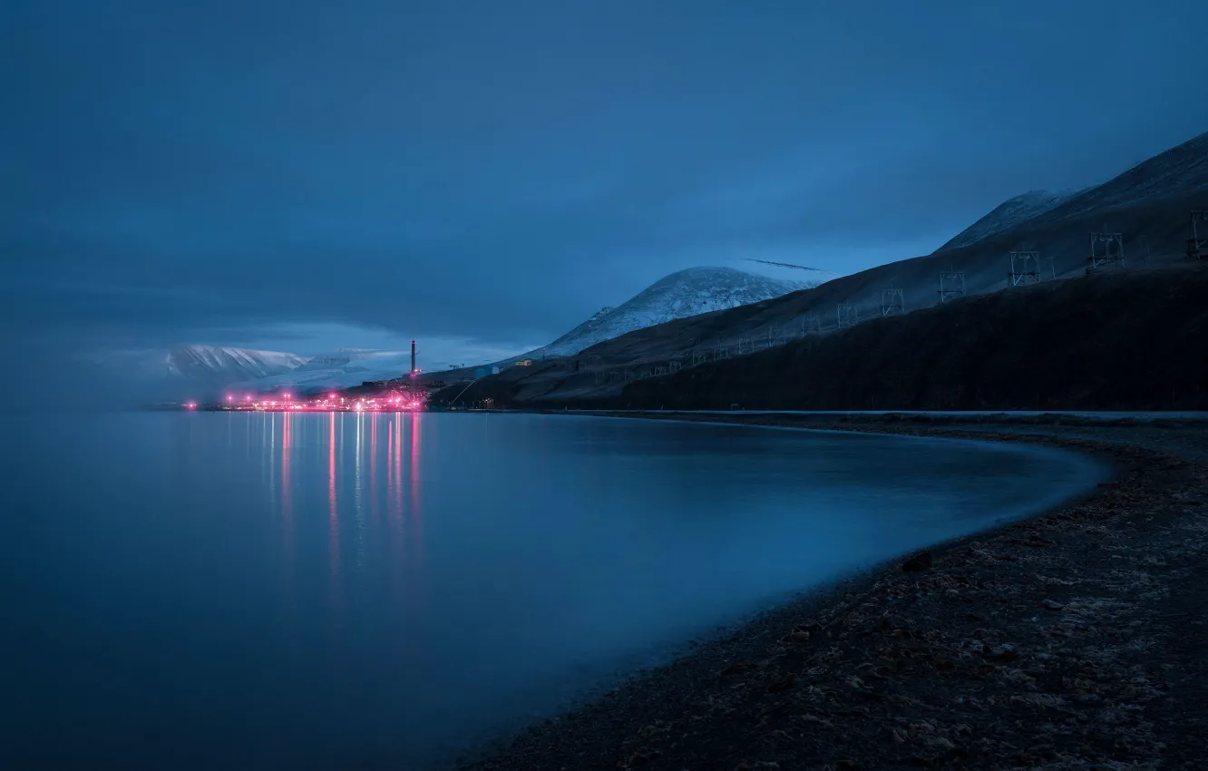 Фото обои горы, ночь, берег, Svalbard, Шпицберген, Spitzbergen, свет фонарей, KSAT, Reuben Wu, Спутниковая станция