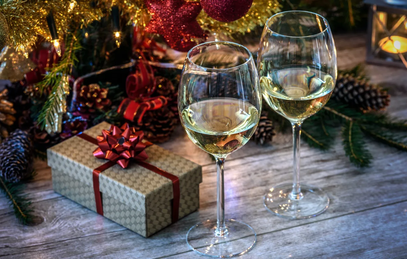 Фото обои украшения, ветки, праздник, коробка, подарок, доски, новый год, рождество, ель, бокалы, ёлка, мишура, шампанское, шишки