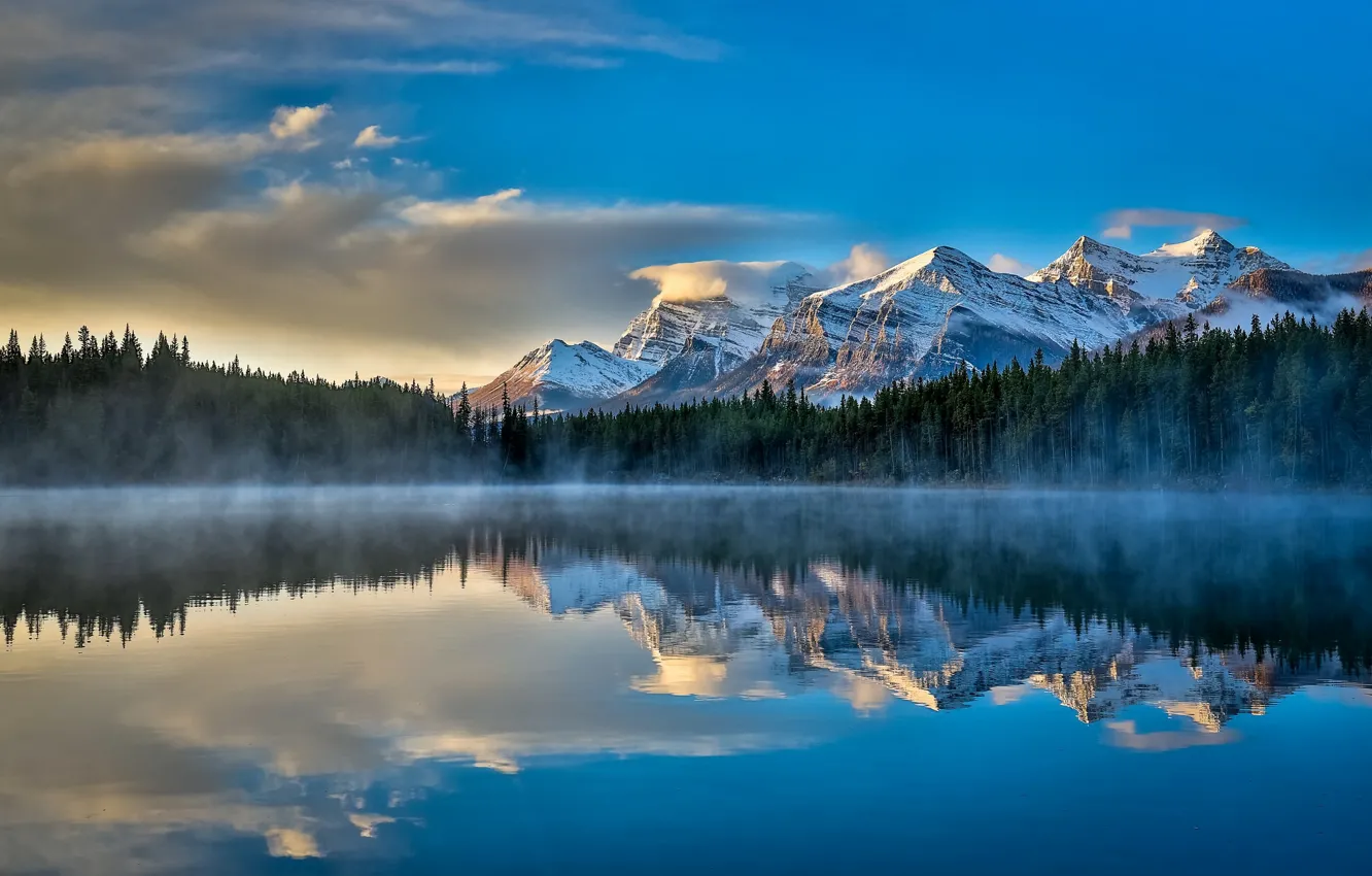 Фото обои небо, облака, горы, озеро, отражение, спокойствие, утро, Канада, дымка, Banff National Park, Canada, Herbert Lake