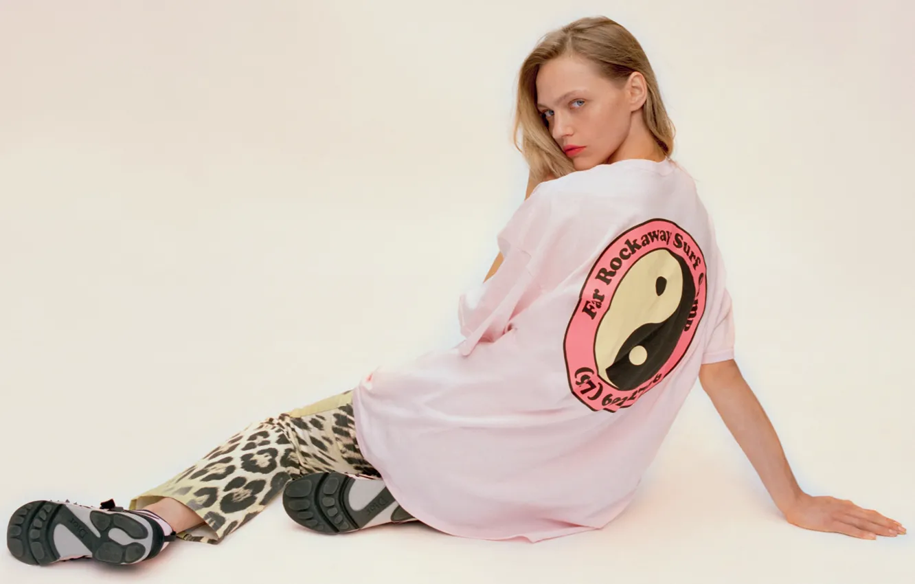 Фото обои блондинка, инь-янь, русская модель, SashaPivovarova., леопардовые штаны