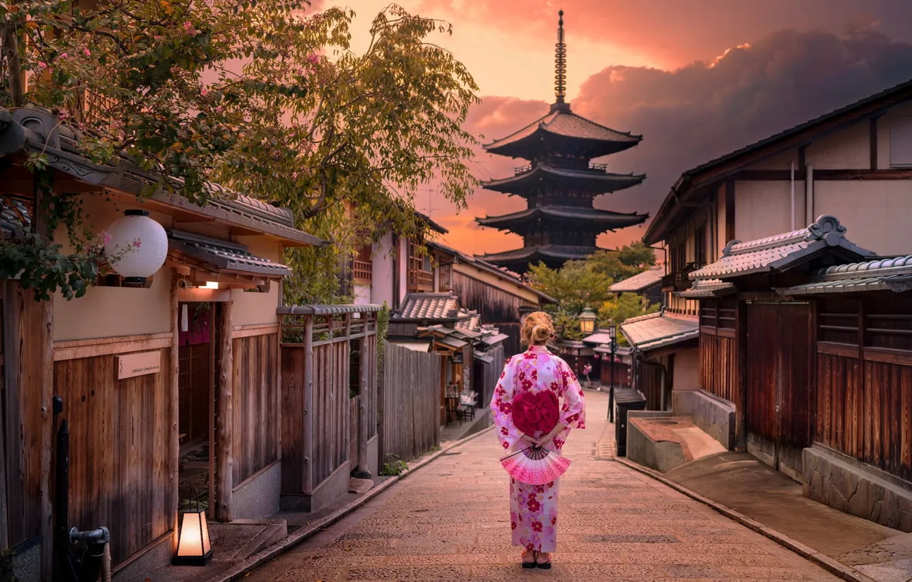Фото обои девушка, закат, город, улица, японка, Япония, домики, пагода, Japan, Kyoto, Киото, заборы