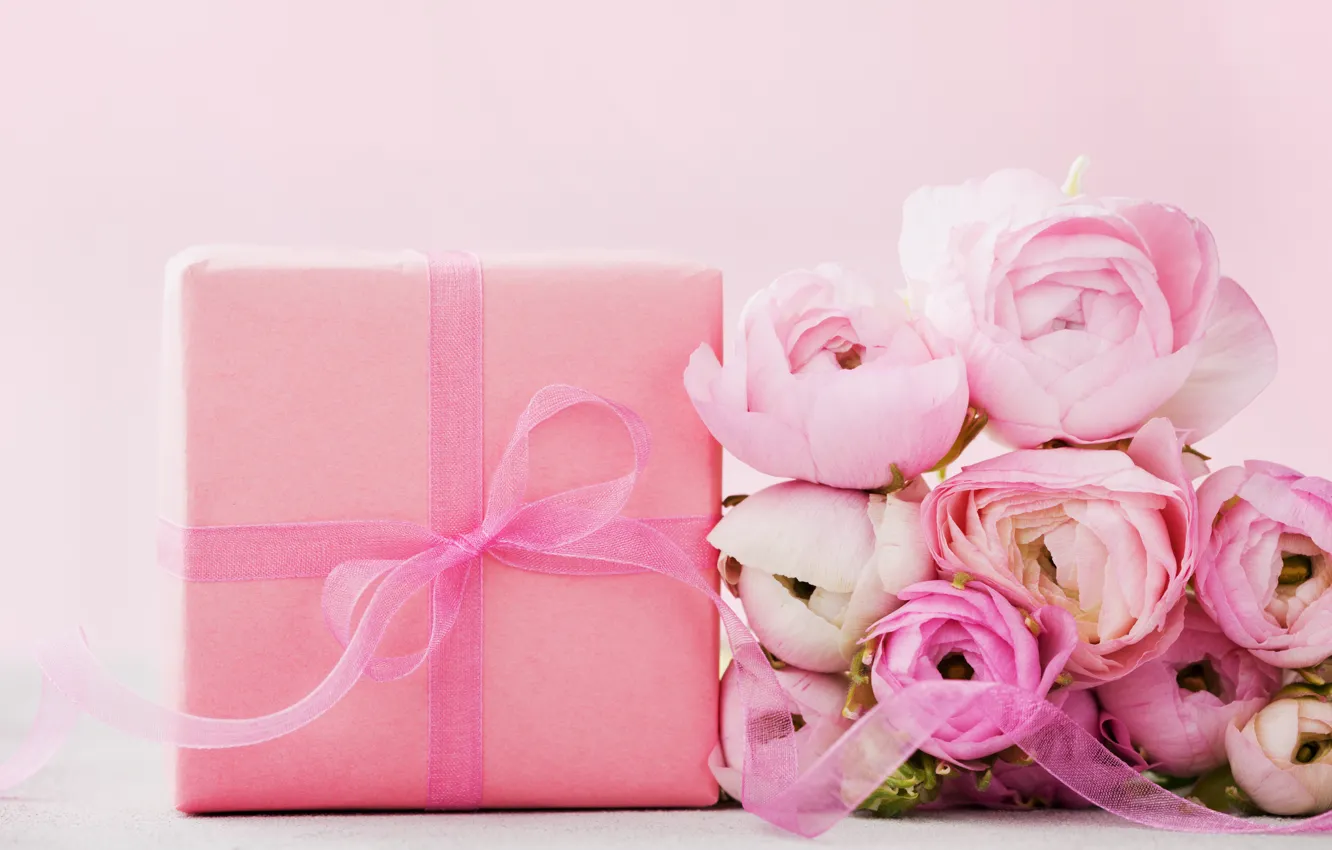 Подарки на розовом фоне