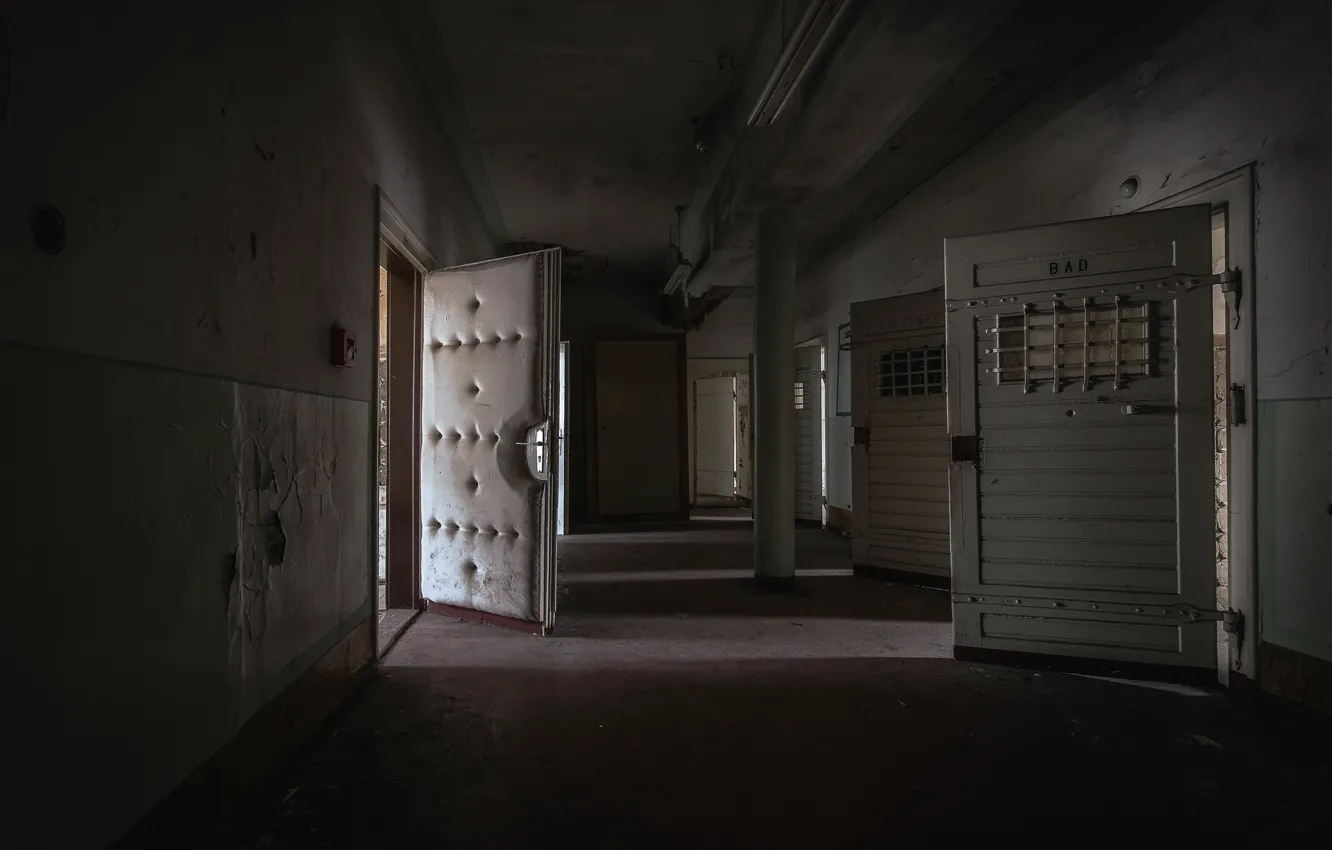 Фото обои мрак, двери, коридор