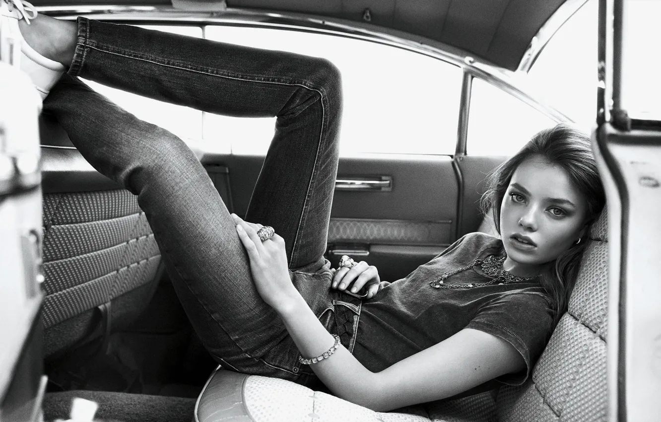 Фото обои взгляд, девушка, милая, модель, джинсы, футболка, черно-белое, красивая, в машине, Kristine Froseth, Кристин Фросет