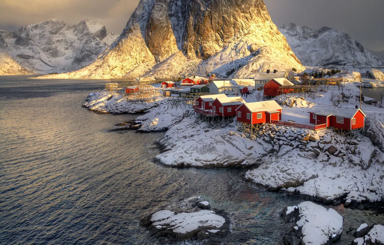 Фото обои зима, снег, горы, скалы, Норвегия, поселок, фьорд, Лофотенские острова