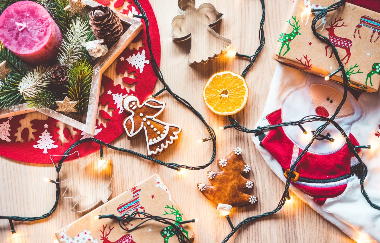Фото обои украшения, праздник, подарок, апельсин, свечи, печенье, гирлянда, Дед Мороз