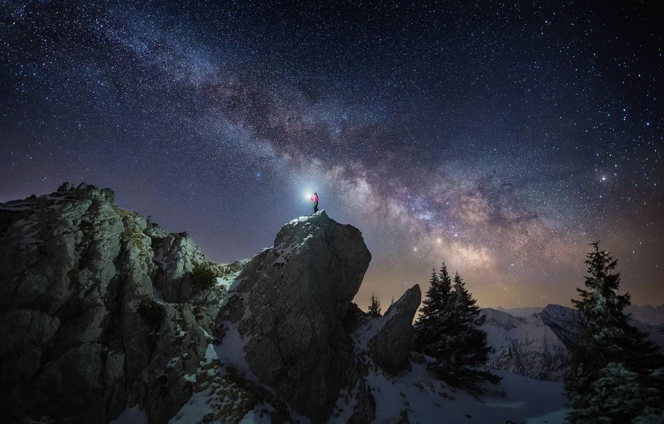 Фото обои зима, небо, звезды, свет, горы, ночь, скалы, человек, млечный путь