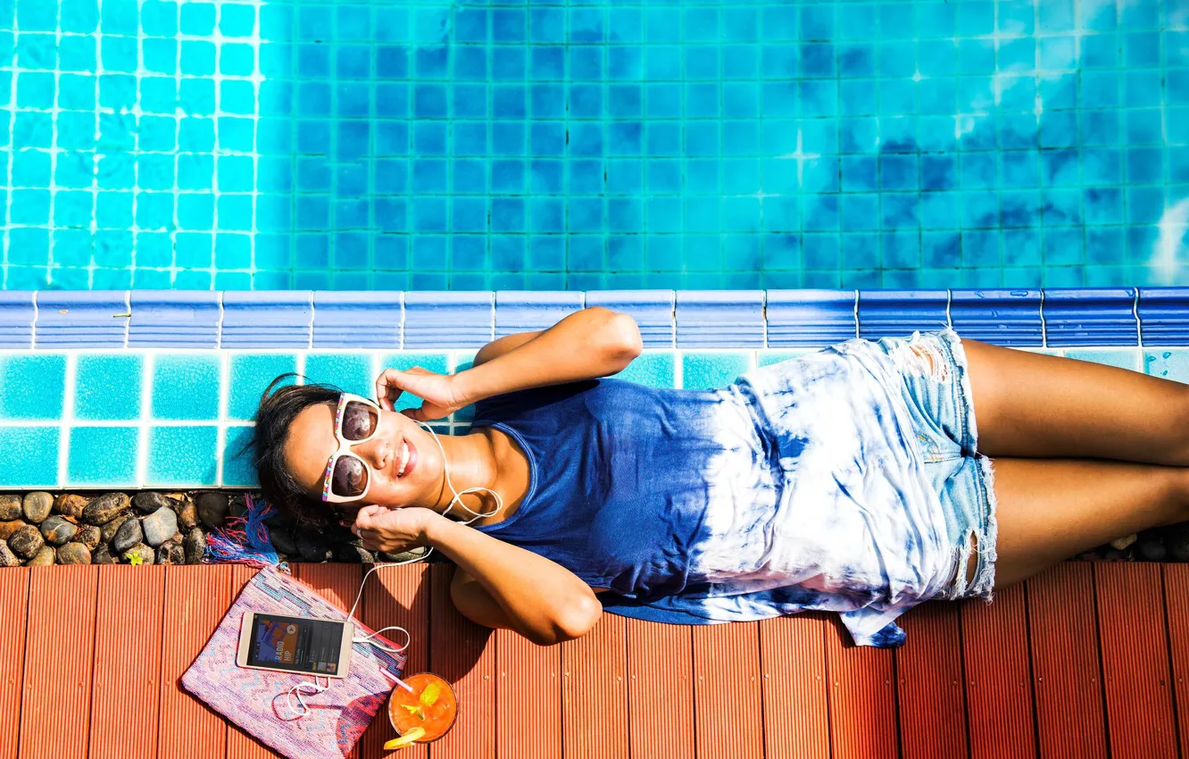 Фото обои девушка, отдых, бассейн, очки, коктейль, телефон